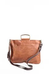 Bandolera de cuero color oliva con correa larga regulable y asa corta rígida.