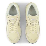 Championes New Balance 2002R color crema con detalles en blanco y gris. Confeccionados en malla y gamuza, con logo "N" en los laterales y tecnología ABZORB en la entresuela.