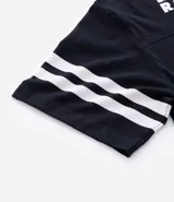 Remera de corte oversized confeccionada en algodón, con diseño deportivo inspirado en el equipo de fútbol americano Las Vegas Raiders. Presenta cuello redondo, mangas cortas con detalle de rayas horizontales y estampado gráfico frontal con el logo del equipo y la inscripción Raider Nation.