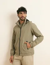 Campera Harry de corte clásico, color verde militar, con cierre frontal y en bolsillos laterales de color negro, capucha ajustable y puños elásticos.