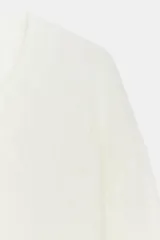 Jersey de punto con mezcla de lana y alpaca, color amarillo mostaza, con cuello en pico y manga larga. Presenta acabados en rib en puños y bajo.