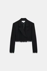 Blazer corto de corte recto con cuello de solapa, cierre frontal con un botón y mangas largas. Presenta detalles de encaje delicado en el ruedo y en los puños, y cuenta con forro interior.