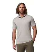 Remera polo Columbia modelo Parsons Point Omni-Shade, color beige, con tecnología de protección solar y absorción de humedad. Cuenta con cuello clásico y cierre frontal de botones.