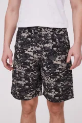 Bermuda de corte recto con estampado digital tipo camuflado en tonos grises y negros. Cuenta con bolsillos laterales y cierre frontal con botón.