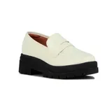 Mocasines de estilo chunky con capellada en color crema y suela de plataforma dentada en color negro.