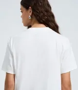 Remera de algodón color blanco con estampa frontal de los personajes Derpy y Sussie, de cuello redondo y manga corta.