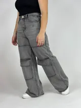Pantalón gris de jean, corte wide leg, con bolsillos cargo laterales.