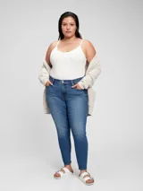 Jean de calce ajustado color azul medio, con tiro medio y largo al tobillo.