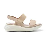 Sandalias bajas color beige con dos tiras anchas en el empeine y tira trasera ajustable. Plataforma blanca con diseño ondulado.