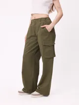 Pantalon cargo de corte recto y tiro medio, con estampado de camuflaje tipo bosque en tonos beige y marrones. Cuenta con bolsillos laterales tipo cargo con solapa y cierre de botón.