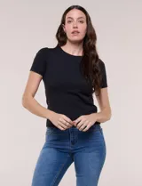 Remera básica blanca de manga corta y cuello redondo, de corte ajustado.
