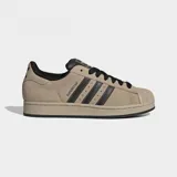 Championes Adidas Superstar II de gamuza en color beige, con las icónicas tres tiras y detalles en negro, puntera de caucho y suela a tono.