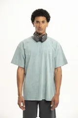 Remera celeste de corte holgado con cuello redondo y manga corta.
