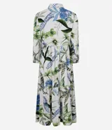 Vestido chemise midi confeccionado en viscosa sostenible, con cuello, abotonadura frontal, recorte en la cintura y bajo fruncido. Presenta un estampado floral con follajes.