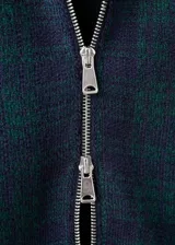 Cardigan de punto de corte recto y diseño a cuadros, con cuello redondo, manga larga y cierre frontal de cremallera doble.
