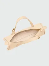 Cartera de hombro Longchamp modelo Looong, de diseño rectangular y minimalista en color negro. Presenta una estructura rígida, cierre superior y correas fijas para llevar al hombro con herrajes metálicos.