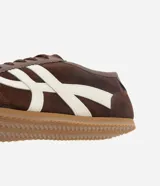 Championes estilo chutera marca Satinato, color marrón con detalles laterales en color crema. Presentan punta redondeada, cierre por cordones y suela plana de goma.