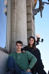 Buzo verde con cuello redondo y logo pequeño bordado en el pecho.