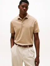 Chomba color beige con patrón integral de logos bordados, cuello tipo chomba, cartera de dos botones, corte clásico y manga corta.