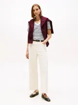 Remera de manga corta ajustada al cuerpo, con cuello en V y estampado de rayas horizontales blancas y azul marino. Presenta un pequeño logo bordado en el pecho.