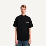 Camiseta de algodón color negro, corte oversize, con cuello redondo y logo de la marca estampado en el pecho con diseño de onda tricolor.
