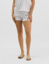 Set de pijama de tres piezas con estampado animal print sutil en tonos grises y rosados, confeccionado en tejido ultra suave y elástico. Incluye remera de manga corta con escote en V ribeteado con puntilla de encaje, un pantalón largo de corte recto y tiro medio con cintura elástica, y un short a juego.