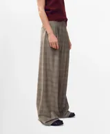Pantalón de vestir tiro alto con diseño a cuadros, corte recto y amplio, con pinzas delanteras.