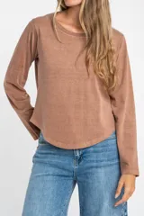 Remera de algodón lavado con corte oversize, cuello redondo y mangas largas.