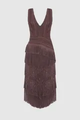 Vestido midi de punto color marrón oscuro, con escote en V profundo y diseño sin mangas. La parte superior presenta un tejido texturizado, mientras que la falda está compuesta por múltiples capas de flecos con sutiles destellos brillantes que aportan movimiento.