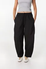Pantalón de algodón color marrón chocolate, de corte holgado y relajado con diseño abullonado, cintura elástica con cordón ajustable y bolsillos laterales.