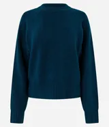 Suéter de tricot color blanco, con cuello redondo, mangas largas y terminaciones acanaladas en puños y ruedo.
