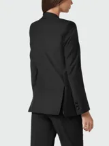 Blazer negro de lana Philipp Plein con solapa de muesca cubierta de strass negros formando una calavera. Tiene cierre frontal con un botón, bolsillos con solapa y corte entallado.