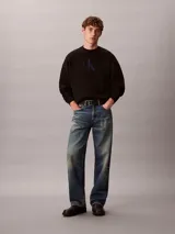 Buzo Calvin Klein de cuello redondo, color negro, con manga larga, puños y dobladillo acanalados, y el logo de la marca bordado en el pecho en tono azul.