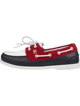 Náuticos de cuero con diseño color block en blanco, azul y rojo.