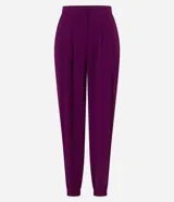 Pantalón jogger de tiro alto confeccionado en crepé color violeta. Presenta pliegues frontales, bolsillos laterales tipo cuchillo y puños elásticos en los tobillos.