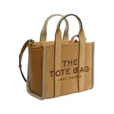 Cartera tipo tote bag de Marc Jacobs, confeccionada en una combinación de cuero gamuzado color tostado y cuero texturizado marrón. Presenta el logo estampado en el frente, doble asa superior y correa ajustable extraíble.