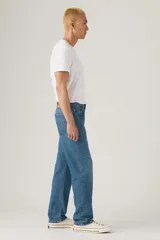 Pantalón de jean celeste de corte recto, con bolsillos delanteros y traseros.