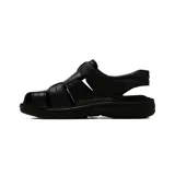 Sandalia casual de cuero para hombre, color marrón, con diseño de tiras cruzadas, aberturas laterales y cierre de velcro en el empeine. Suela texturizada para mayor tracción.