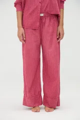 Pantalón de pijama de algodón con diseño de rayas verticales en tonos azul y bordó, corte holgado, cintura elástica y botamangas con vuelta.