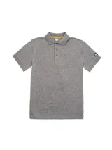 Remera polo Caterpillar de color gris melange, con mangas cortas, cuello clásico y cierre frontal de tres botones. Presenta un pequeño parche con el logo de la marca en la manga izquierda.