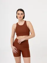 Top deportivo color terracota, de corte alto y sin mangas, con escote redondo.