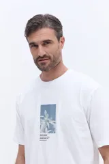 Remera de manga corta con cuello redondo y calce regular. Presenta un estampado gráfico central con motivos botánicos y tipografía de la marca Brooksfield.