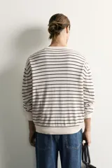 Jersey de punto regular fit, color blanco con rayas horizontales negras, de cuello redondo y manga larga con terminaciones en rib.