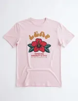 Remera de manga corta color rosado, con estampado frontal que incluye la palabra 'LEAP' en letras estilo retro y una flor de hibisco roja con hojas verdes.