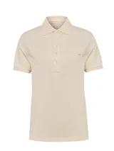 Chomba de piqué de algodón pima color beige, manga corta, cuello polo y cierre frontal con botones. Cuenta con pequeño logo bordado en el pecho.