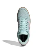 Championes Adidas Breaknet Sleek de estilo urbano inspirado en el tenis, confeccionados en gamuza sintética color turquesa con las icónicas tres tiras laterales en color rosado. Presentan suela de goma color caramelo y cierre por cordones.