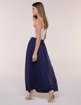 Top crop Allie Rose de encaje calado blanco, estilo bralette con escote recto, doble tirante fino y terminaciones onduladas.