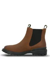 Botín tipo Chelsea color marrón, con paneles elásticos laterales negros y tiradores superiores con detalle de tejido amarillo. Cuenta con una suela de goma robusta y dentada de color negro, diseñada con tecnología de amortiguación.
