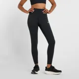 Calza deportiva de tiro alto New Balance, confeccionada en tejido elástico con tecnología de secado rápido NB DRY. Presenta un diseño ajustado con logo reflectante en la pierna.