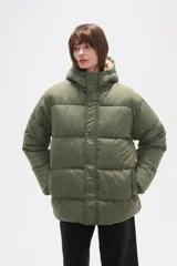 Campera puffer de poliéster color verde militar con diseño capitoneado, forro interior de corderito y capucha.